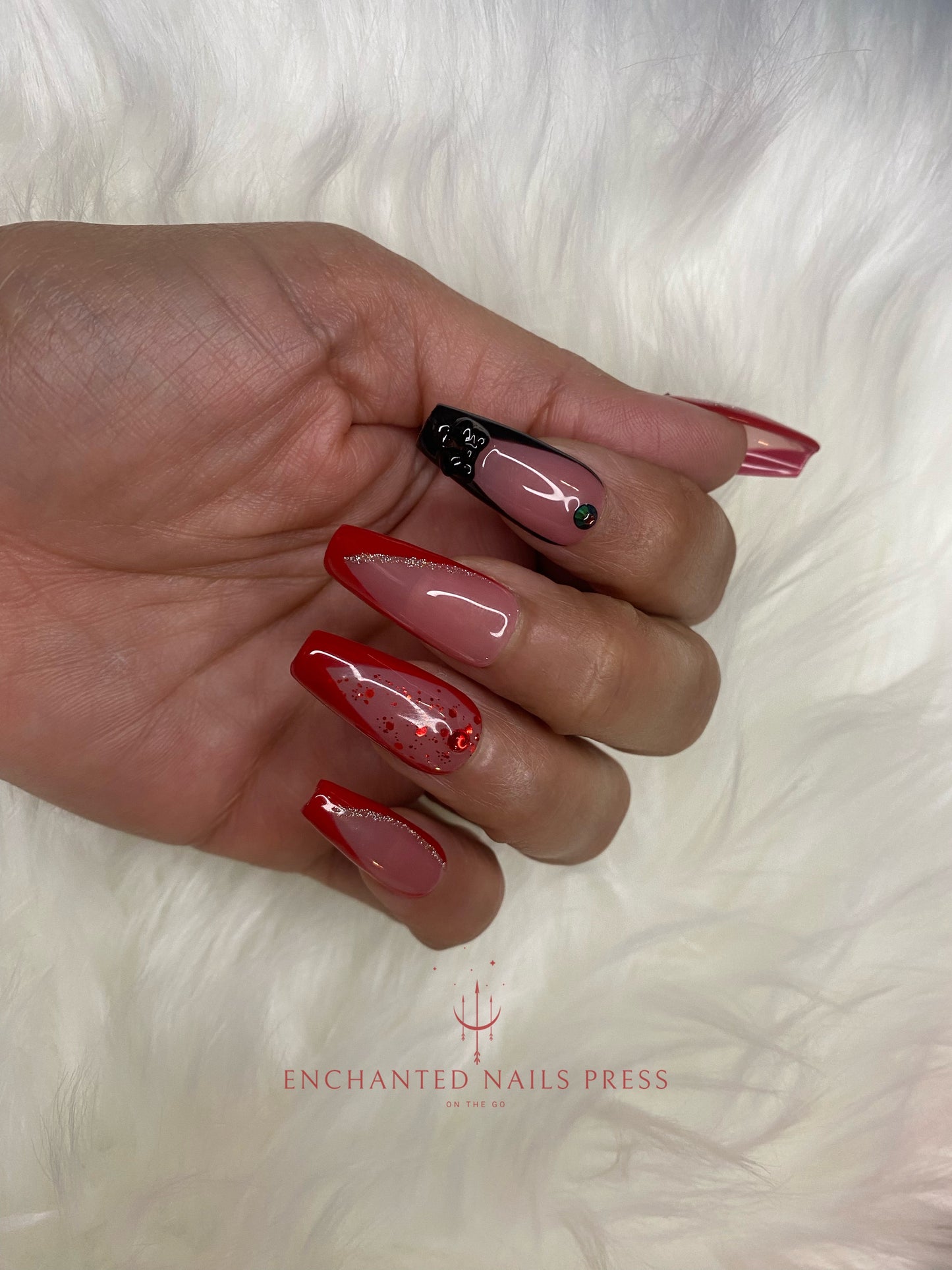 Elegant red and black ..Elevate your nail game with our exquisite set of press-on nails featuring a captivating combinations❤️